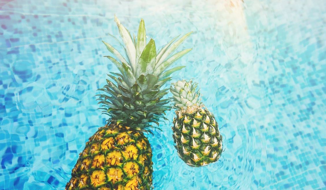 bazén a ananasy