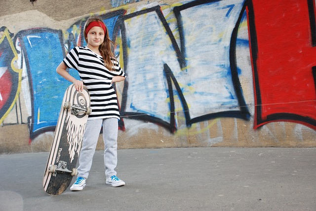 holka se skateboardem