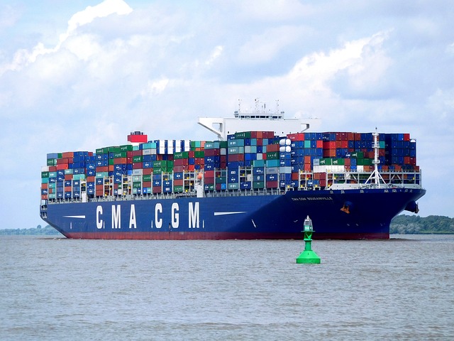 kontejnery na palubě lodi